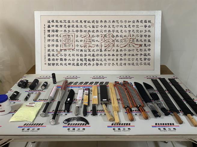 新北警方查獲天道盟太陽會13名成員到案，偵訊後依法送辦。（王揚傑攝）