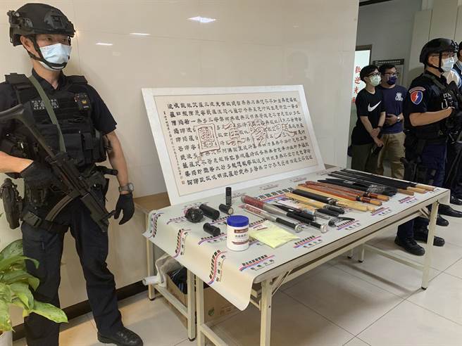 新北警方查獲天道盟太陽會13名成員到案，偵訊後依法送辦。（王揚傑攝）