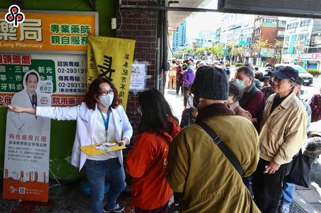 图为先前药局外排队买口罩的人龙。（图／本报资料照片）