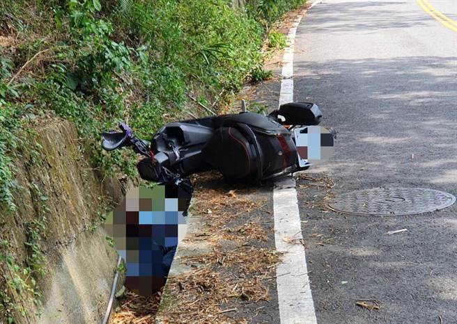 33歲越南新移民胸前背負女嬰，騎車摔落路旁乾溝，2人送醫急救，6個月大女嬰宣告不治。（民眾提供／王文吉台中傳真）