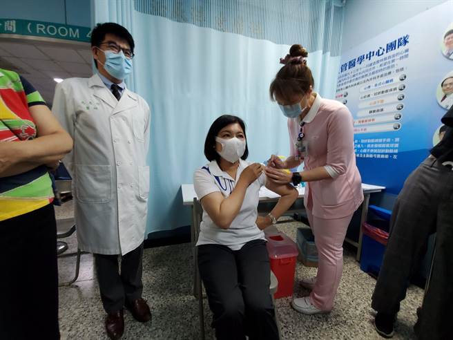 張麗善（中）14日率縣府主管到臺大雲林分院打AZ疫苗，副院長馬惠明（左一）表示，他打完沒有特殊不良反應。（周麗蘭攝）