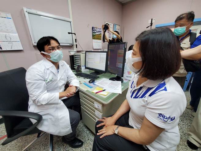 台大雲林分院門診部主任陳彥甫（左）表示，目前所有疫苗都100％確定不會得到重症，現在最好的策略是有疫苗就打，不管哪一種。（周麗蘭攝）