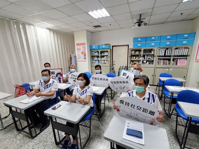 打完AZ疫苗需在醫院留觀30分鐘。（周麗蘭攝）