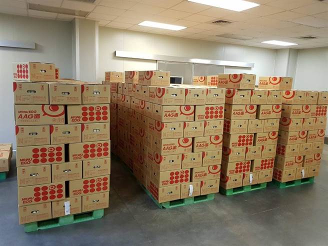 近日民眾因憂心遭封城因而大舉採購物資，但有民眾發現蛋遭搶購一空。（農委會提供／林良齊台傳真）