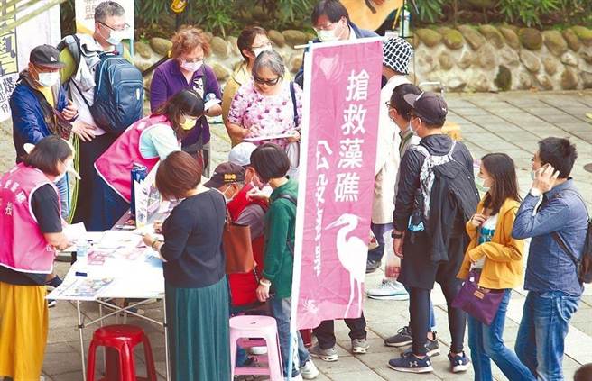 中選會今舉行評委會議後，正式公告珍愛藻礁、反萊豬及公投綁大選等三公投案成案。（報系資料照）