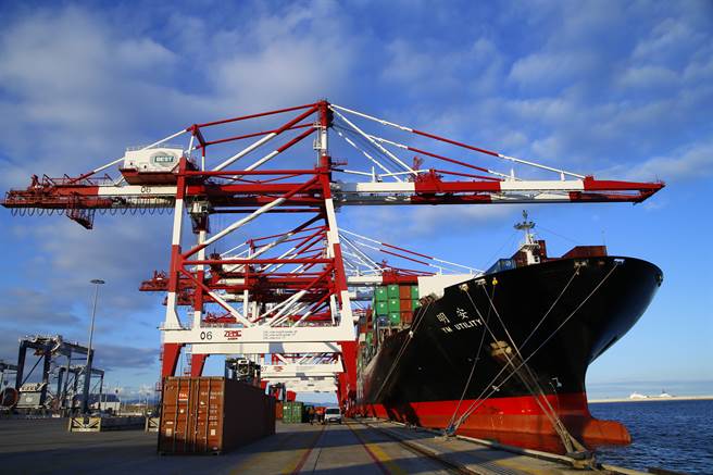 台股出现恐慌杀盘，不少散户出现亏损。（图／shutterstock）