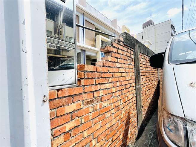 大雅國中鄰學府路250巷圍牆傾斜破裂，危及人車安全。（王文吉攝）