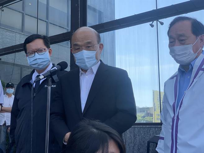 行政院长苏贞昌14日至桃园某防疫旅馆视察。（资料照/姜霏摄）