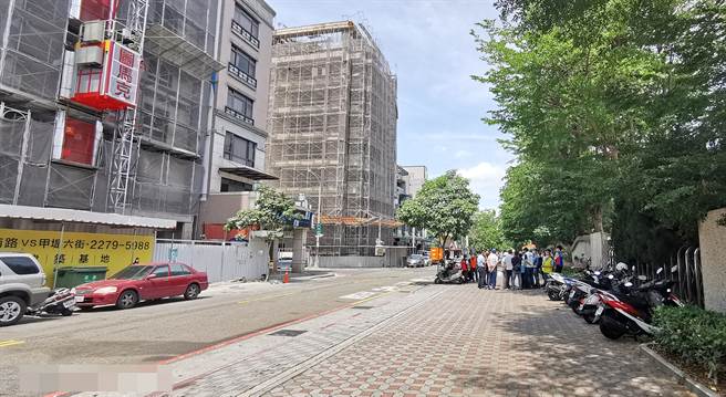 预计年底动工的「立新国中活动中心暨地下停车场」因其出入口（右侧）规划正对一新建住宅大楼（左），触犯「路冲煞」禁忌及3个路口距离过近，易交通意外，引起地方疑虑。（黄国峰摄）