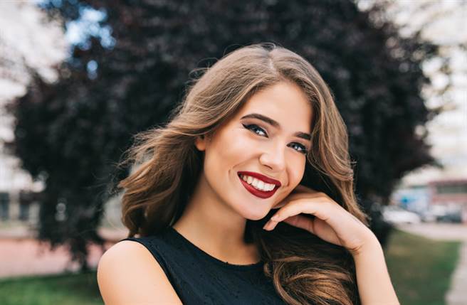 天秤座、双子座及双鱼座的女性个性幽默又可爱，即使遇到困难也会笑着面对，可爱特质总能受到大批男性青睐。（图／Shutterstock）