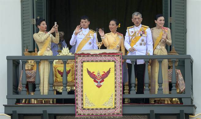 现年68岁的泰国国王瓦吉拉隆功(Maha Vajiralongkorn,右二)日前因「呼吸道问题」火速送往曼谷医院就医。(图/美联社)