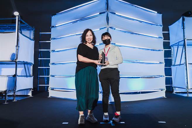 树德科技大学动画与游戏设计学系林佩慈(右)，代表《黏腻接收：传光者（Slimy Roger : The Light Deliverer）》团队领奖。（图/树德科大提供）