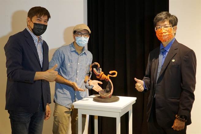 大叶大学造艺系吴征鸿(中)向黄俊熹院长(右)与吉田敦老师(左)介绍作品。（图/大叶大学提供）