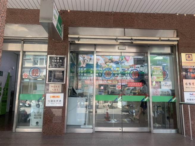 桃園市中壢區內壢郵局因有確診者來過，環保局緊急前往消毒。（姜霏攝）