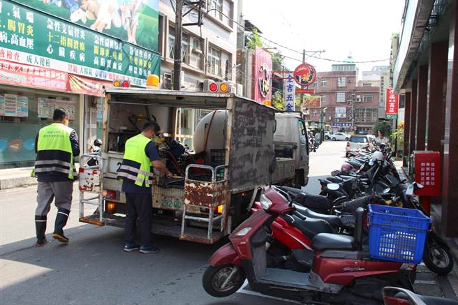 環保局清潔大隊14日下午兩點半緊急到場全面清消。（姜霏攝）