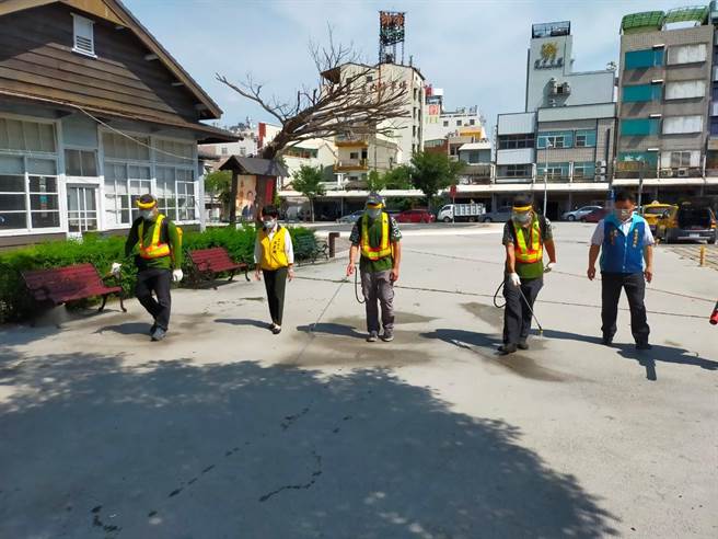 双方公所清洁队人员随即展开联合大消毒演练，田中镇长洪丽娜（左二）、北斗镇长李玄在（右一）全程在场关心作业演练情况。（谢琼云摄）