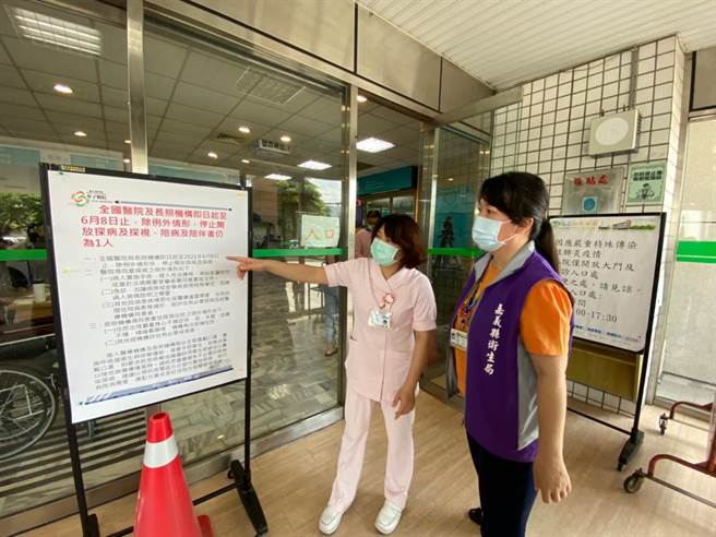 嘉义县卫生局派人对辖内医疗院所、护理之家、验光所及长照机构等防疫措施稽查，预计18日完成县内312家的第一波查访。（嘉义县卫生局提供／张亦惠嘉县传真）