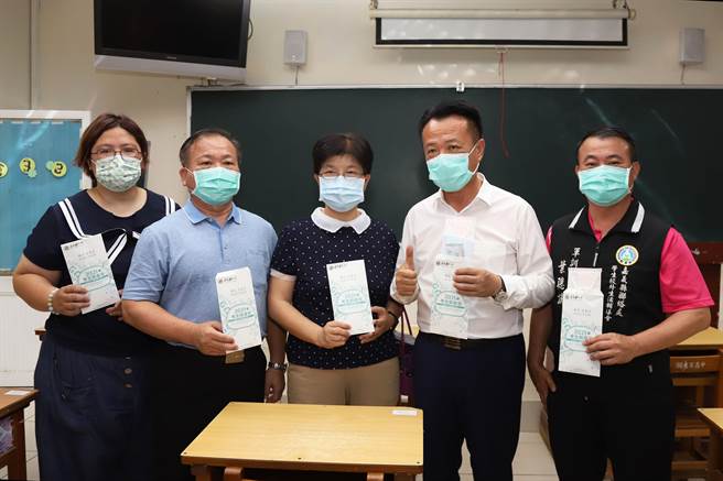 嘉义县长翁章梁14日视察国中教育会考考场防疫整备状况，并将送考生防疫包。（嘉义县政府提供／张亦惠嘉县传真）