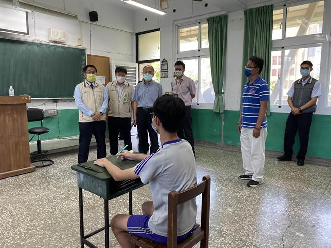 国中会考今明2天登场，由于本土疫情不断升温，台南市长黄伟哲今天视察台南女中的「发烧备用试场」。（曹婷婷摄）