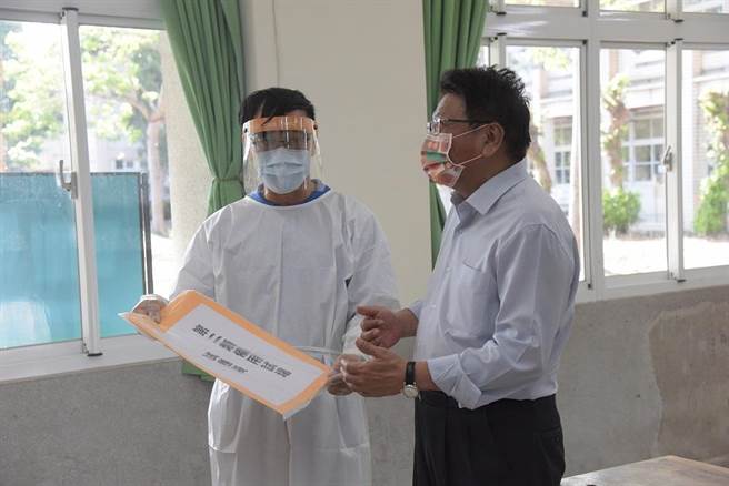 屏东县长潘孟安(右)视察国中会考考场，盼让学子平安顺利考试。(屏县府提供)