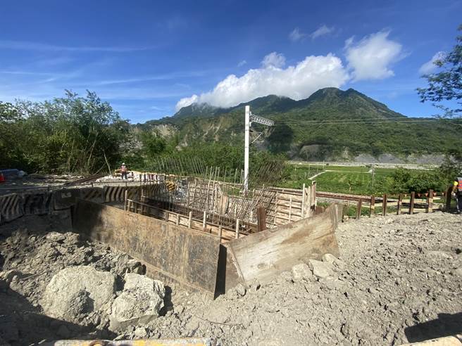 交通部长王国材14日前往视察台东山里边坡工程，他强调台铁若无法提供安全乘车环境，就是对不起所有乘客。（蔡旻妤摄）