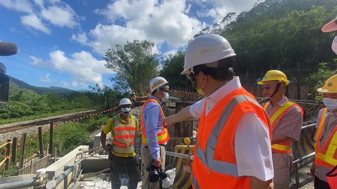 交通部长王国材（着橘背心者）14日前往视察台东山里边坡工程，他强调台铁若无法提供安全乘车环境，就是对不起所有乘客。（蔡旻妤摄）