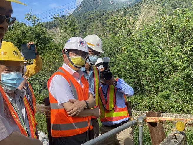交通部长王国材（着橘背心者）14日前往视察台东山里边坡工程，他强调台铁若无法提供安全乘车环境，就是对不起所有乘客。（蔡旻妤摄）