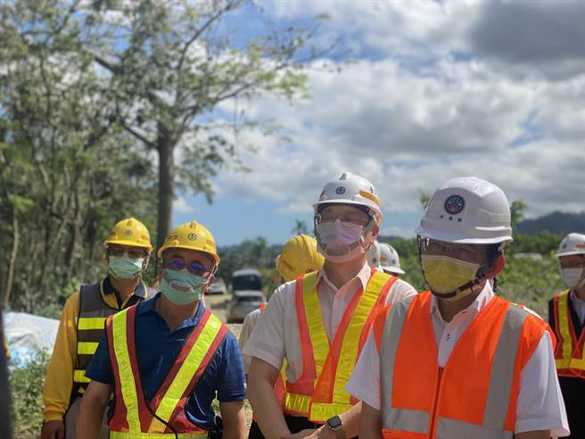 交通部长王国材（着橘背心者）14日前往视察台东山里边坡工程，他强调台铁若无法提供安全乘车环境，就是对不起所有乘客。（蔡旻妤摄）