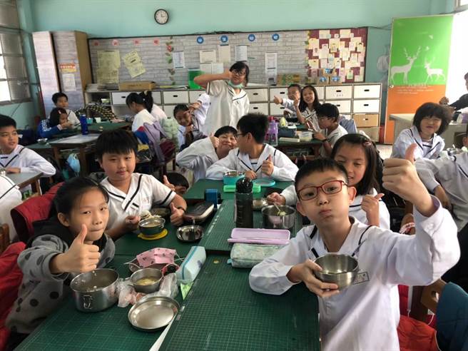 渔业署推广在地水产，台南偏乡59所中小学午餐加码吃文蛤、虱目鱼。(农业局提供／刘秀芬台南传真)