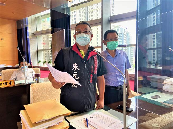 台中市议员朱元宏（左）、陈清龙希望当临时工的原住民一併纳入《外送平台业者管理自治条例》，能获得应有权益。（卢金足摄）