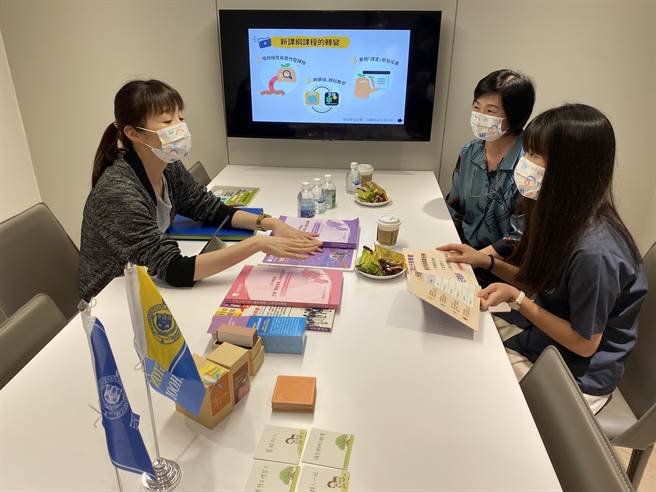 台中市华盛顿中学打造客制化升学辅导谘询室，由家长、孩子、学校，进行3方讨论，让孩子的兴趣结合课业，适时提供相对应课程加强计画，找出未来升学目标。（张妍溱摄）