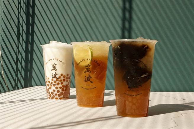 以口感滑顺、晶莹剔透的黄金粉圆，搭配上经典的仙草、酸甜的柠檬爱玉以及香醇浓郁的牛奶，喝得到手工糖水的特殊香气，质朴的怀旧滋味令人难以忘怀。（图／品牌提供）