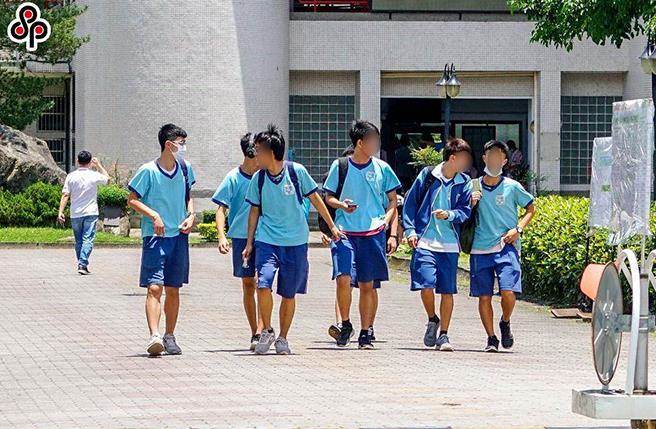 今年国中会考全国逾20万名考生分别在18个考区、225个考场应试，教育部强调，配合防疫工作，不开放陪考。（本报资料照）