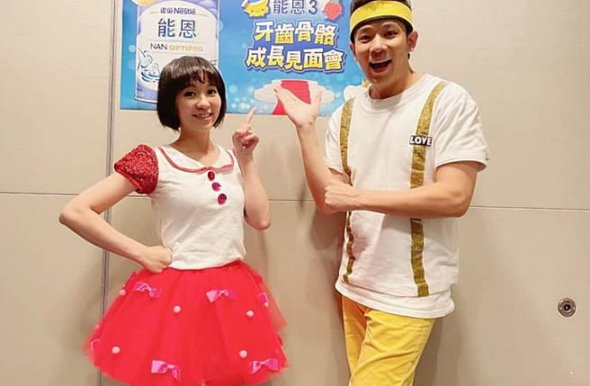 草莓姐姐与香蕉哥哥结婚3年育有1子，全家都住在万华。(取自草莓姐姐简皎竹脸书)