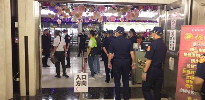 桃園市長鄭文燦14日下午宣布，15日18時起，八大行業、網咖、電子遊戲場暫停營業，桃園市經濟發展局與桃園警分局及相關單位大批人馬至各單位勸導。（警方提供／賴佑維桃園傳真）
