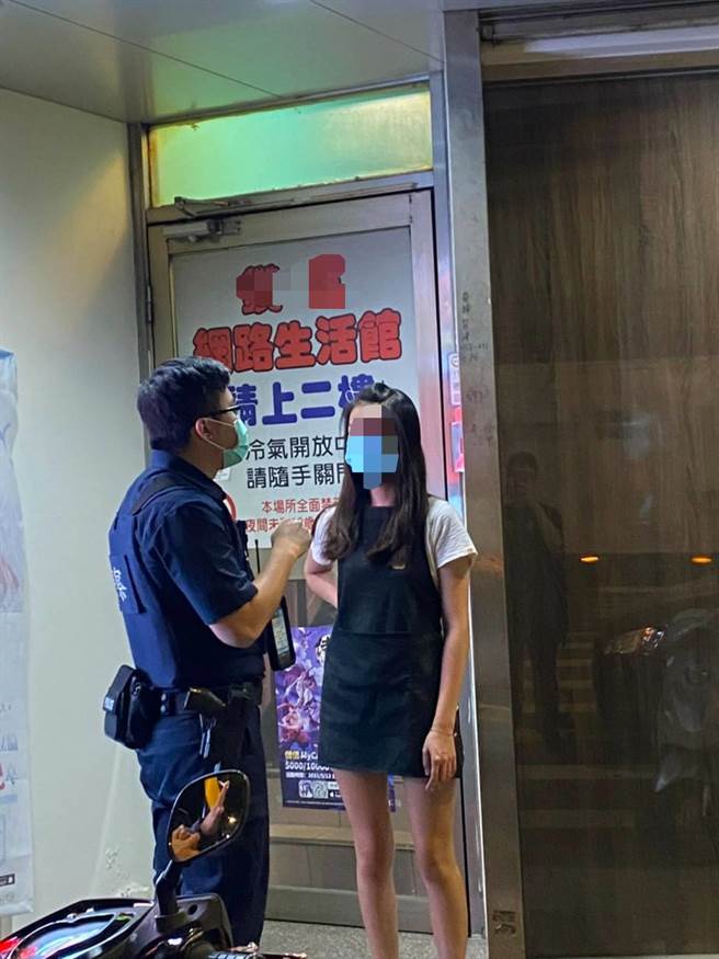 桃園市長鄭文燦14日下午宣布，15日18時起，八大行業、網咖、電子遊戲場暫停營業，桃園市經濟發展局與八德警分局及相關單位大批人馬至各單位勸導。（警方提供／賴佑維桃園傳真）