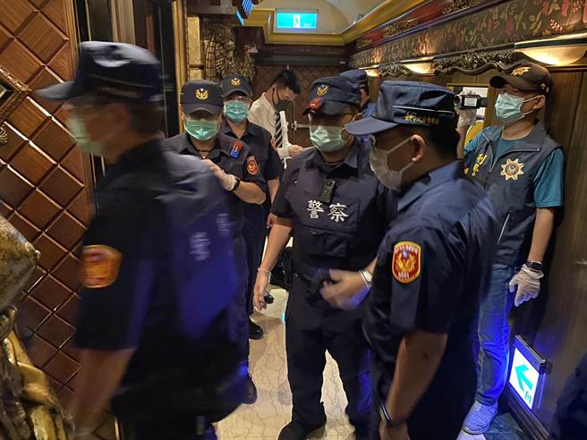 台中市警察局长杨源明14日晚间亲自带队，前往南屯区金钱豹及阖家欢KTV等2处营业场所，临检业者有无落实防疫措施。（民眾提供／卢金足台中传真）