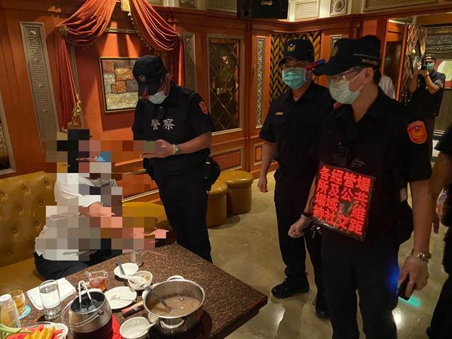 台中市警察局长杨源明14日晚间亲自带队，前往南屯区金钱豹及阖家欢KTV等2处营业场所，临检业者有无落实防疫措施。（民眾提供／卢金足台中传真）