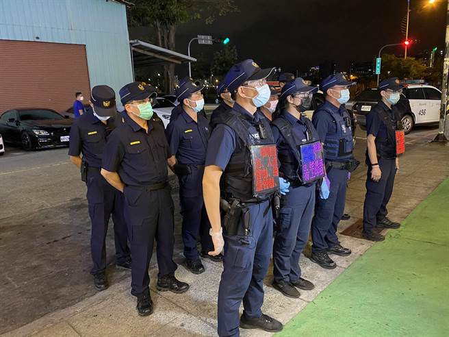 台中市警察局长杨源明14日晚间亲自带队，前往南屯区金钱豹及阖家欢KTV等2处营业场所，临检业者有无落实防疫措施。（民眾提供／卢金足台中传真）