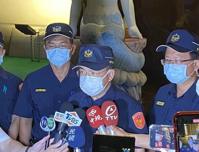 台中市警察局长杨源明14日晚间亲自带队，前往南屯区金钱豹及阖家欢KTV等2处营业场所，临检业者有无落实防疫措施。（卢金足摄）