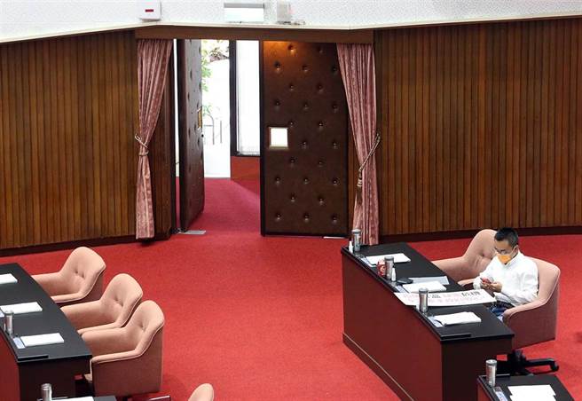 今议场出入门打开通风。（赵双杰摄）