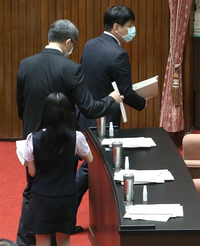 立法院替立委们准备小瓶分装消毒酒精。（赵双杰摄）