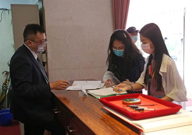 进入议场时要实名制。（赵双杰摄）