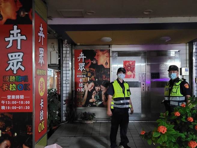 永和警分局仍於今(14)日晚間動員各派出所警力持續複查有無業者心存僥倖，以落實相關防疫規定，杜絕疫情擴大。（永和警分局提供）