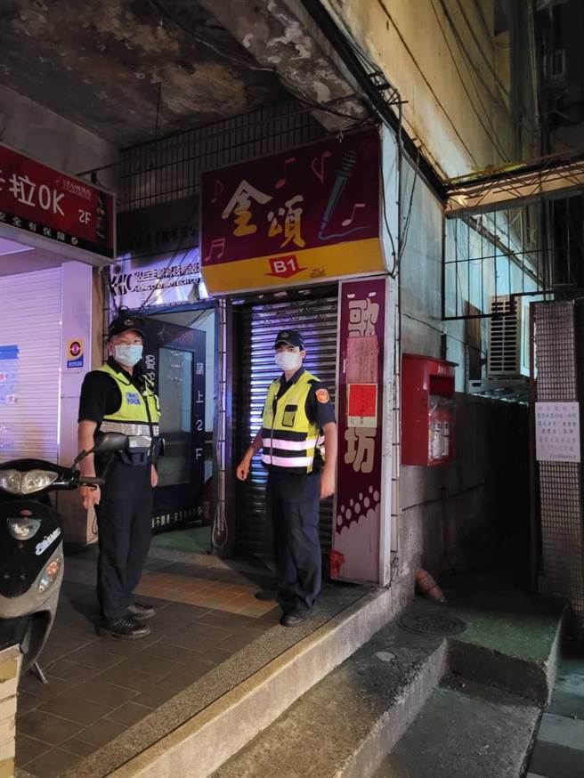永和警分局仍於今(14)日晚間動員各派出所警力持續複查有無業者心存僥倖，以落實相關防疫規定，杜絕疫情擴大。（永和警分局提供）