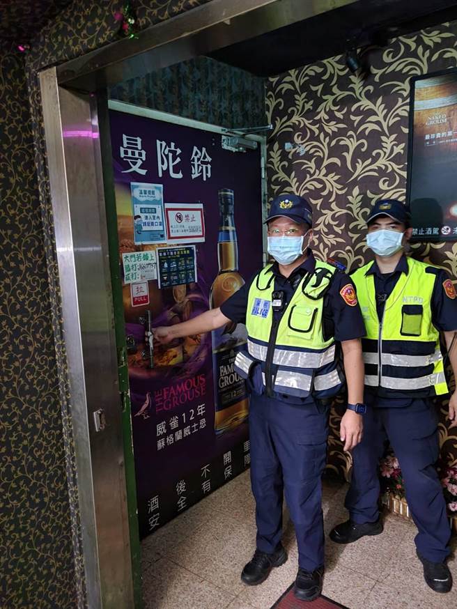 永和警分局仍於今(14)日晚間動員各派出所警力持續複查有無業者心存僥倖，以落實相關防疫規定，杜絕疫情擴大。（永和警分局提供）