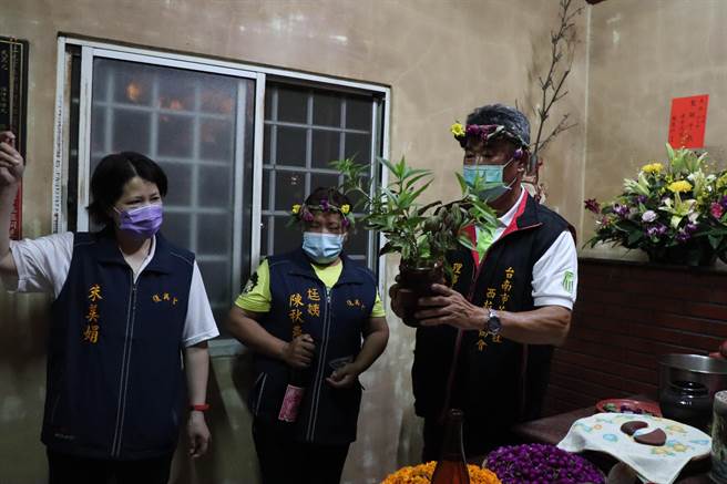麻荳尫祖夜祭，由三元宫主委庄志铭(右)请壶。(刘秀芬摄)