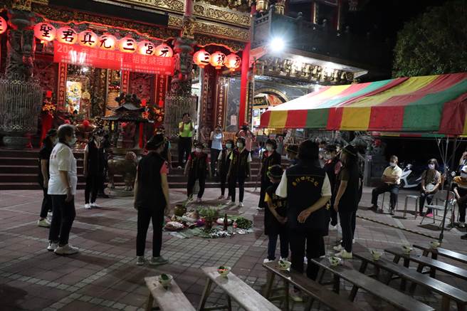 麻荳尫祖夜祭，唱牵曲人员戴口罩不牵手。(刘秀芬摄)