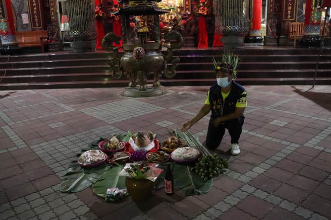 麻荳尫祖夜祭不祭猪羊，改以猪头及五牲替代。(刘秀芬摄)