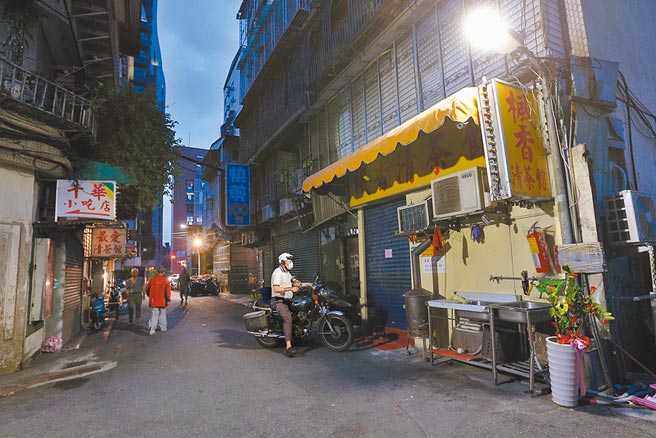 台北市長柯文哲下令萬華區所有茶室、飲酒店暫停營業，其中「楓香清茶館」因有女員工確診關門，整條街顯得冷清。（黃世麒攝）